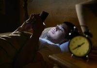 Slēptie riski gulēšanai ar telefonu zem spilvena – zilā gaisma ko tas izstaro būtiski ietekmē tavu miegu
