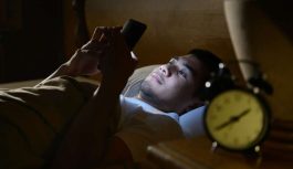 Slēptie riski gulēšanai ar telefonu zem spilvena – zilā gaisma ko tas izstaro būtiski ietekmē tavu miegu