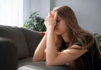 “Kāpēc man vajadzētu strādāt ja mans vīrs ir miljonārs” – meita sacīja mātei; sieviete pasniedza aploksni, kas mainīja visu…