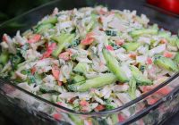 Vasaras krabju salāti: garšīgi, svaigi un gatavi 3 minūtēs (recepte bez majonēzes)