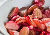 Salāti ar grauzdētiem redīsiem: neparasta pavasara ēdiena recepte