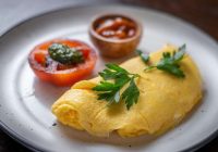 Šādas brokastis jūs diez vai esat baudījuši! Vienkārši izcila, pufīga omlete: recepte no slavenākā un senākā Francijas restorāna arhīviem
