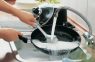 Kā ātri un viegli notīrīt taukainus traukus
