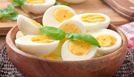 Lūk, šādi! Daži lieliski padomi, kā pareizi novārīt olas, lai tās būtu vieglāk nolobīt