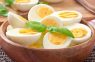 Lūk, šādi! Daži lieliski padomi, kā pareizi novārīt olas, lai tās būtu vieglāk nolobīt