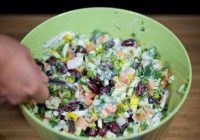 Salāti “Vīra kaprīze” iekaro vīriešu sirdis: Sātīgs, garšīgs ēdiens, kas pagatavots no minimālām sastāvdaļām – nekas nav jāgatavo