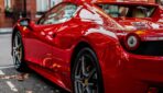 Ferrari paplašina tirgu un atver jaunu ražotni: uzņēmuma vadītājs paredz, ka elektriskais modelis saglabās slavenā superauto “emocijas”