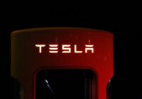 Elona Maska 56 miljardu ASV dolāru alga: Tesla, kritiķi strīdas par to, kā atrisināt juridisko strīdu