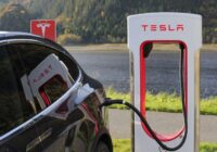 Tesla atsauc vairāk nekā 1,8 miljonus ASV transportlīdzekļu saistībā ar iespējamu pārsega problēmu