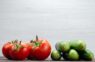 Kāpēc un kā barot tomātus un gurķus ar maizi