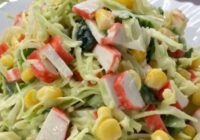Nereāli garšīgi krabju nūjiņu salāti “Vasariņa”: pat neuzminēsiet, kāda īpašā sastāvdaļa tos padara tik lieliskus!