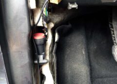 Kādēļ zem salona līstēm daudzām automašīnām atrodas “slepenā” poga un kāpēc ir tik būtiski to zināt