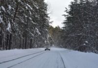 Stiprs vējš, sniegputenis un slideni ceļi: meteorologi brīdina un atklāj, kad Latvijā iestāsies īsta ziema