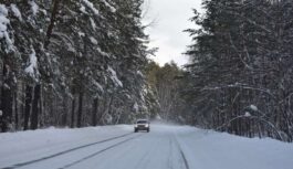 Stiprs vējš, sniegputenis un slideni ceļi: meteorologi brīdina un atklāj, kad Latvijā iestāsies īsta ziema