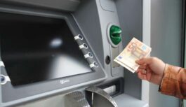Kā izņemt naudu no bankomāta, ja esi aizmirsis bankas karti mājās