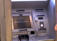 Kā patiesībā tev vajag rīkoties, ja bankomāts “norij” jūsu karti – situacijas un iemesli