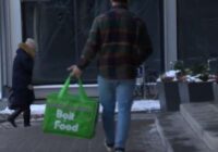 Atklāts, cik patiesībā nopelna “Bolt Food” kurjeri