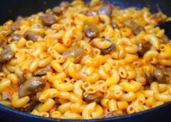 Ātrie un neparasti gardie makaroni: vakariņas būs gatavas 30 minūtēs