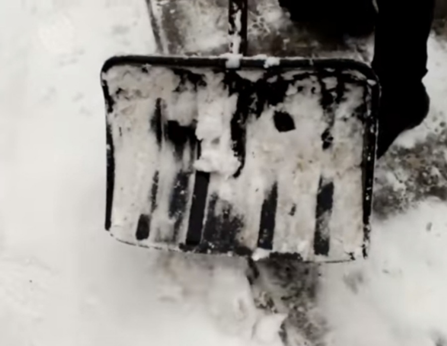 Sniega tīrīšana bez liekas piepūles: ar ko apstrādāt lāpstu, lai sniegs pie tās nepieliptu pat pie nulles grādiem