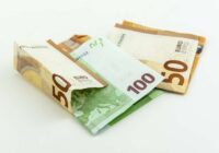 Pēc ilga laika sieviete atrod nozaudētos 5500 eiro skaidrā naudā, bet banka atsakās tos pieņemt – uzzini, kāds ir iemesls