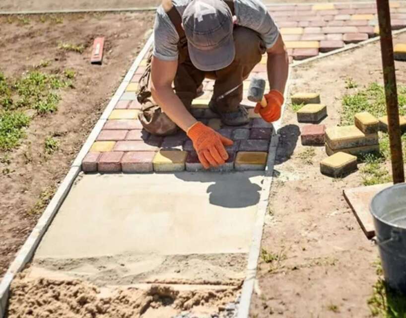 Kāpēc bruģa klāšana tieši uz smiltīm nav gudra izvēle –  veca meistara padomi