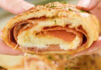 Itāļu draugs man pagatavoja stromboli: ļoti garšīga pica – rulete ar Mozarella un salami pildījumu