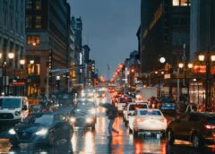 Jauns plāns: par iebraukšanu Rīgas centrā būs jāmaksā, bet dažiem auto tas būs liegts pavisam