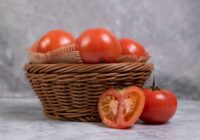 Ievietojiet iedobē ar tomātiem šo produktu, lai no katra krūma novāktu ražu spaiņiem