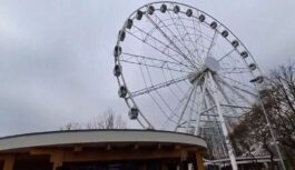 Rīgas panorāmas rata apmeklētāji saskaras ar negaidītu situāciju (+VIDEO)