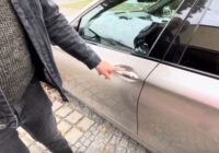 No rīta atstāju auto stāvvietā Rīgā, bet, atgriežoties, pamanīju divainu lietu uz pasažiera durvju roktura – ko tas var nozīmēt