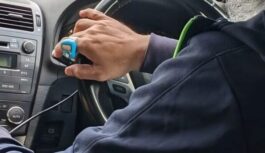 Braucu ar taksi un pamanīju kaut ko dīvainu uz šofera rokas, ko viņš turpināja spaidīt: kas tas ir