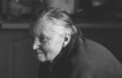 Krāpnieki mēģināja apmānīt manu vecmāmiņu, taču viņa viņiem deva smagu mācību Krāpnieki mēģināja apmānīt manu vecmāmiņu, taču viņa viņiem deva smagu mācību