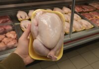 Putnu fabrikas darbiniece sniedza vērtīgu padomu, kā “attīrīt” vistu no ķimikālijām un izvēlēties pareizo liemeni