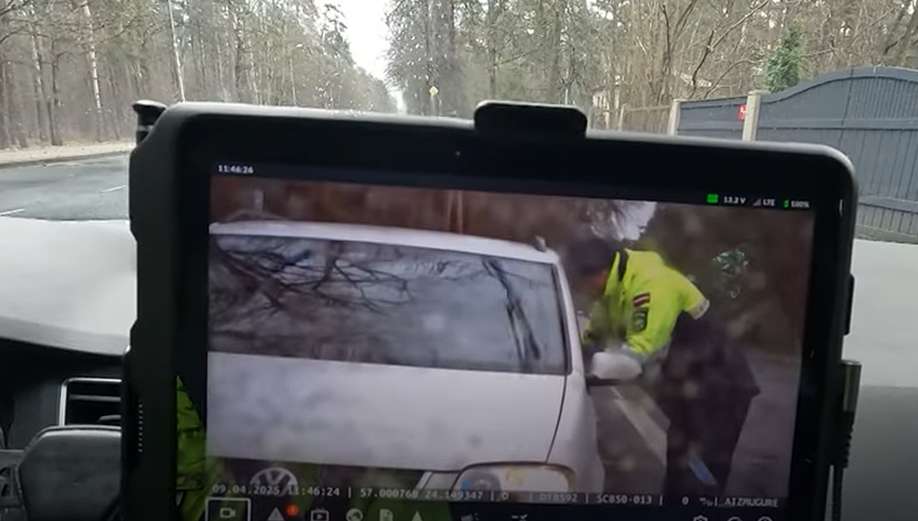 Latvijas likumsargi atgādina, ka par šiem pārkāpumiem šoferīšus neapturēs – sods atnāks vēlāk
