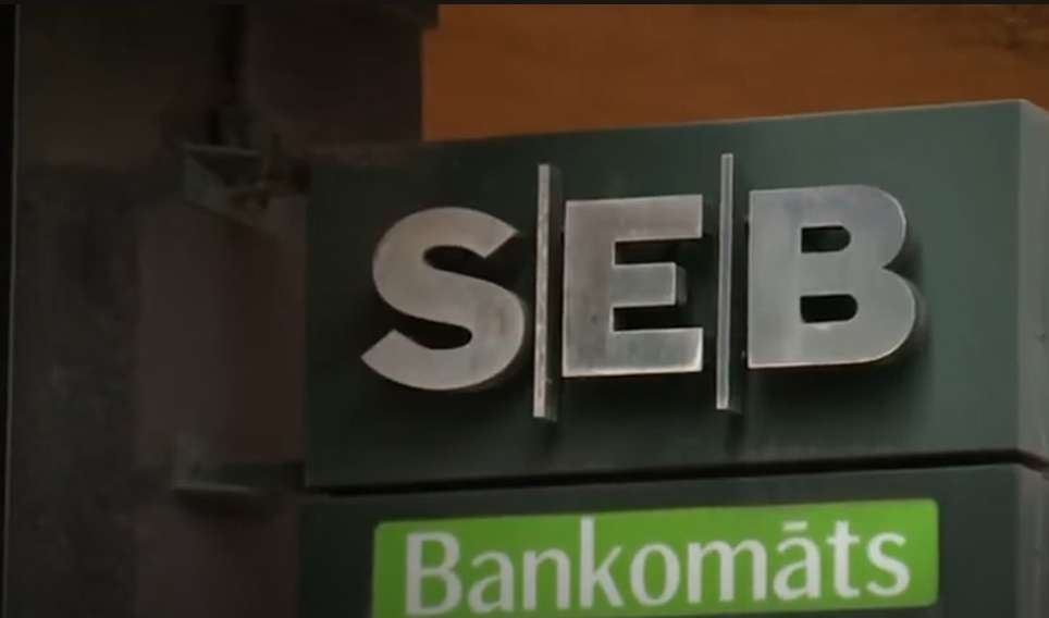 “Swedbank” klienti bieži izvēlas izmantot tieši “SEB” bankomātus – stāstam kāpēc