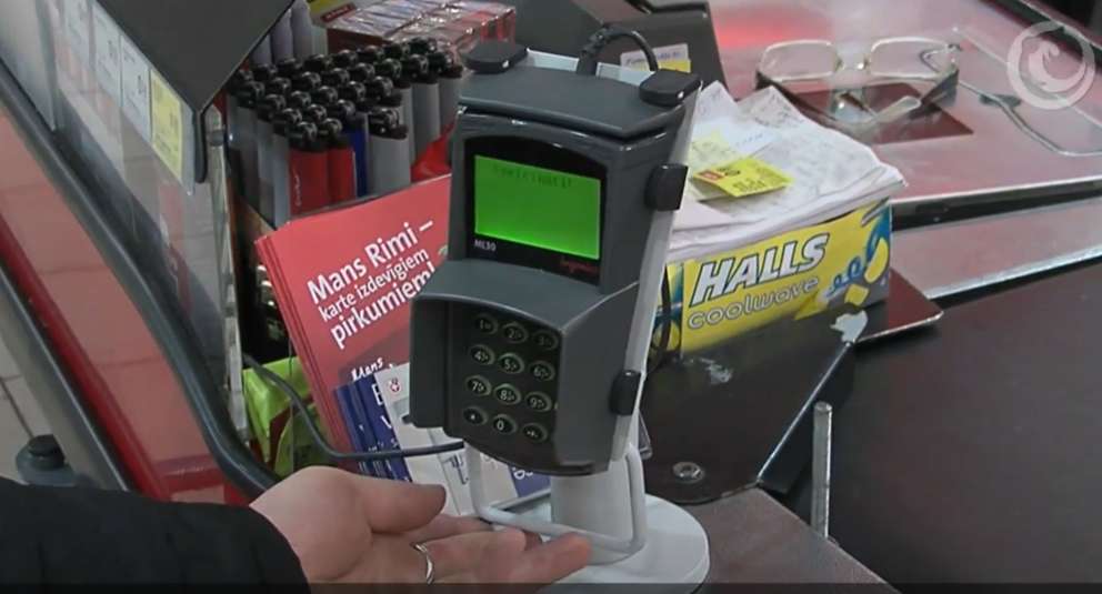 Talsu kasiere atklāja 10 produktus, kurus pati nekad nepērk lielveikalos vakarā – stāsta kāpēc
