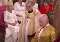 Kamilla ir pret karalisko tradīciju un karalis Čārlzs to atliek; iesaistīta Keita un princis Viljams