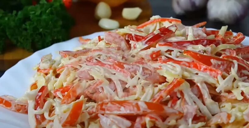 Mūsu ģimene mīl “Sarkano jūru” – garšīgus un sulīgus salātus, kuri ir gatavi 10 minūtēs