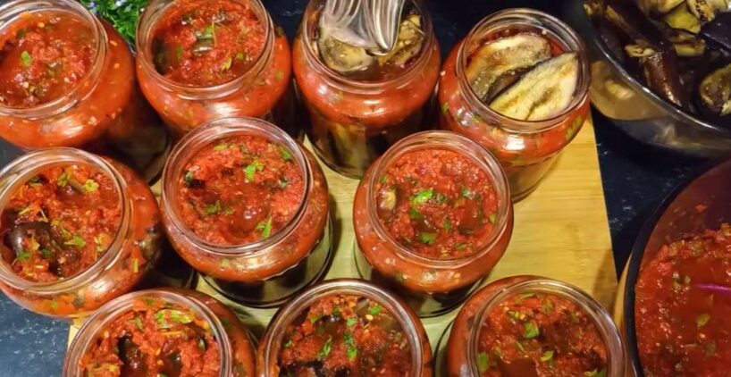 Ar 30 burciņām nepietiks – baklažānu salāti ziemai, kas pazūd no galda vienā mirklī