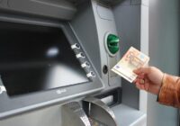 Banku darbinieki lūdz būt vērīgiem un nespiest šo pogu bankomātos
