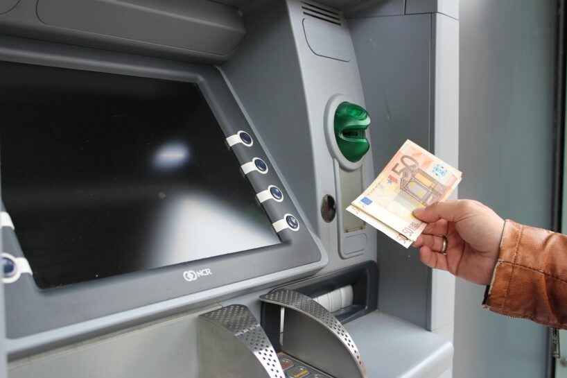 Banku darbinieki lūdz būt vērīgiem un nespiest šo pogu bankomātos