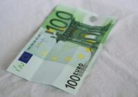 No iedzīvotāju bankas kartēm tiek nelikumīgi noņemti 20–30 eiro lieli maksājumi: kas jāzina, lai ”neiekristu” šajā shēmā