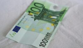 No iedzīvotāju bankas kartēm tiek nelikumīgi noņemti 20–30 eiro apmēra maksājumi: kas jāņem vērā, lai neiekļūtu šādā situācijā