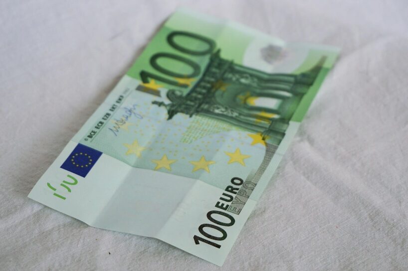 No iedzīvotāju bankas kartēm tiek nelikumīgi noņemti 20–30 eiro lieli maksājumi: kas jāzina, lai ”neiekristu” šajā shēmā