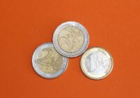Kāda banka ieteikusi zem matrača glabāt 70 eiro uz katru pieaugušo un 30 eiro uz bērnu – skaidro kāpēc