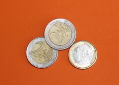 Kāda banka ieteikusi zem matrača glabāt 70 eiro uz katru pieaugušo un 30 eiro uz bērnu – skaidro kāpēc