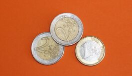 Kāda banka ieteikusi zem matrača glabāt 70 eiro uz katru pieaugušo un 30 eiro uz bērnu – skaidro kāpēc