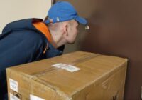 Kāpēc kurjeri, pirms zvana pie durvīm, ielūkojas durvju ”actiņā” – izrādās, ka tam ir savs iemesls