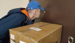 Kāpēc kurjeri, pirms zvana pie durvīm, bieži ielūkojas durvju “actiņā” – izrādās, ka tam ir savs iemesls