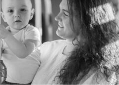 Rīgas stacijā māte ar bērnu iekāpa vilcienā, taču neviens viņai nepiedāvāja sēdvietu, bet tad situācija apgriezās kājām gaisā